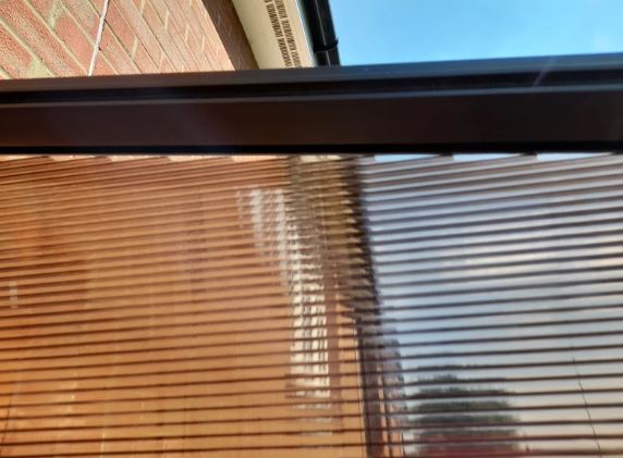 4m x 3m Wall Mounted Aluminium Pergola with Polycarbonate Roof - Outdoor Hardtop Patio Shelter with Curtains
